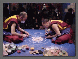 Des moines tibétains et le grand Mandala
